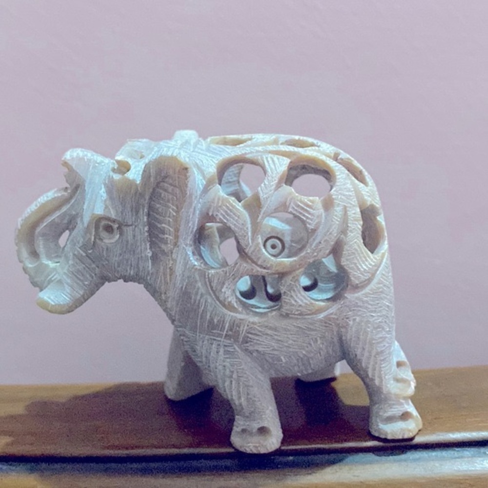 SOLD YEY !! New Elephant Mother & Baby Inside Hand Carved Soapstone Pinkish - Picture 3 of 11